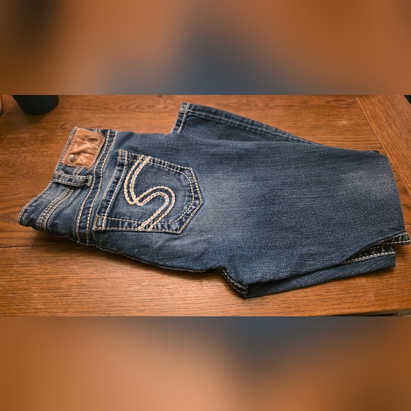 Silver Jeans Pants - Silver Natsuki Capri Sz 32. 27" Inseam. Dark Blue With Contrast Stitching.
